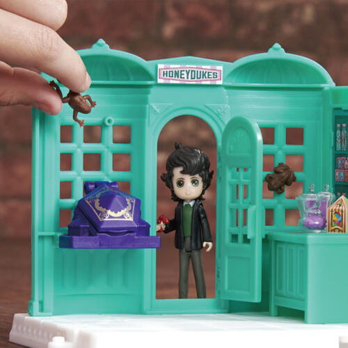 Harry Potter Small Doll Location Honeyduke's Playset (Neville and Luna)