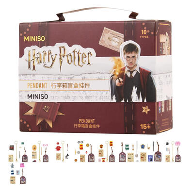 Miniso&nbsp;	哈利&middot;波特系列霍格華茲魔法學校行李箱盲盒掛件- 隨機發貨